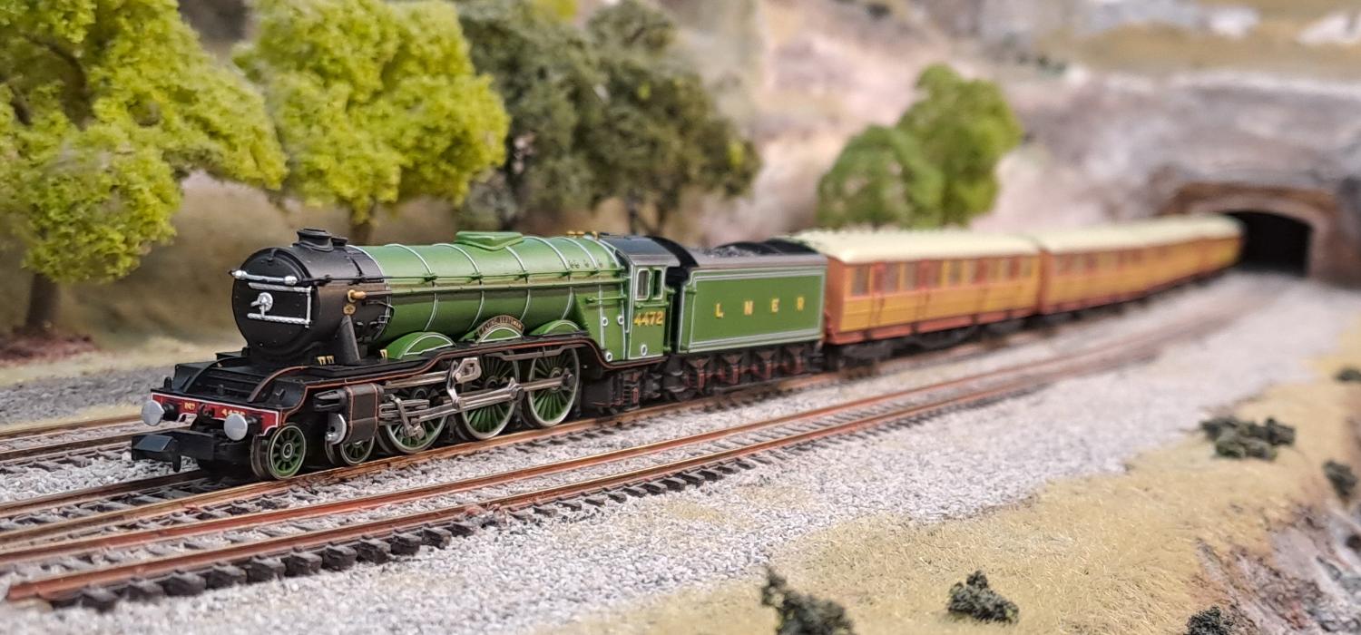 Dapol<br>A1 Flying Scotsman 4472 LNER Apple Green with 4x Teak Gresley Coaches BoxSet<br>(2S-011-010)