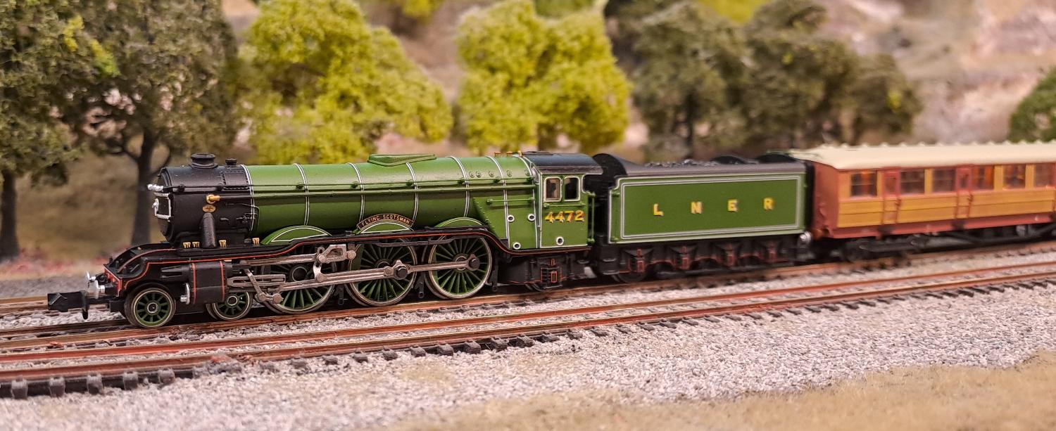 Dapol<br>A1 Flying Scotsman 4472 LNER Apple Green with 4x Teak Gresley Coaches BoxSet<br>(2S-011-010)