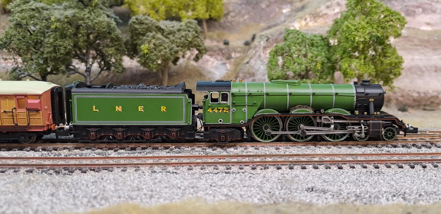 Dapol<br>A1 Flying Scotsman 4472 LNER Apple Green with 4x Teak Gresley Coaches BoxSet<br>(2S-011-010)