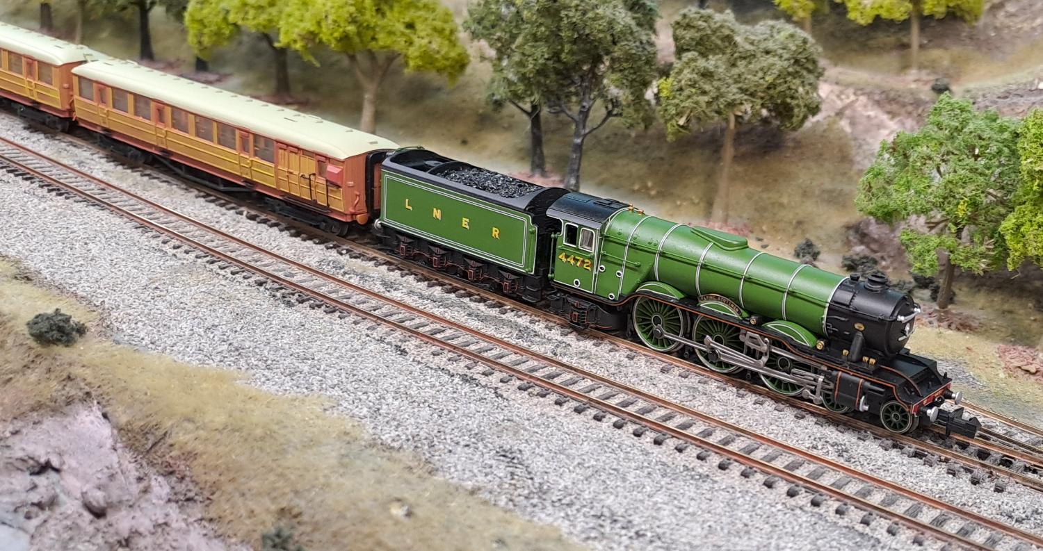 Dapol<br>A1 Flying Scotsman 4472 LNER Apple Green with 4x Teak Gresley Coaches BoxSet<br>(2S-011-010)