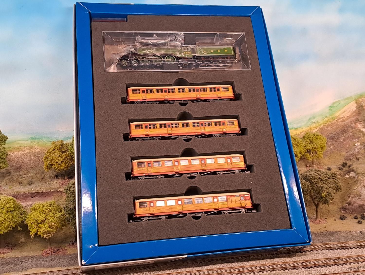 Dapol<br>A1 Flying Scotsman 4472 LNER Apple Green with 4x Teak Gresley Coaches BoxSet<br>(2S-011-010)