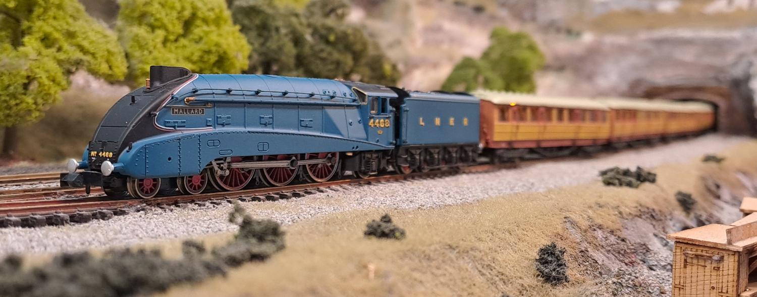 Dapol<br>A4 Mallard 4468 Garter Blue + 4 Gresley Teak Coachces<br>(2S-008-016)