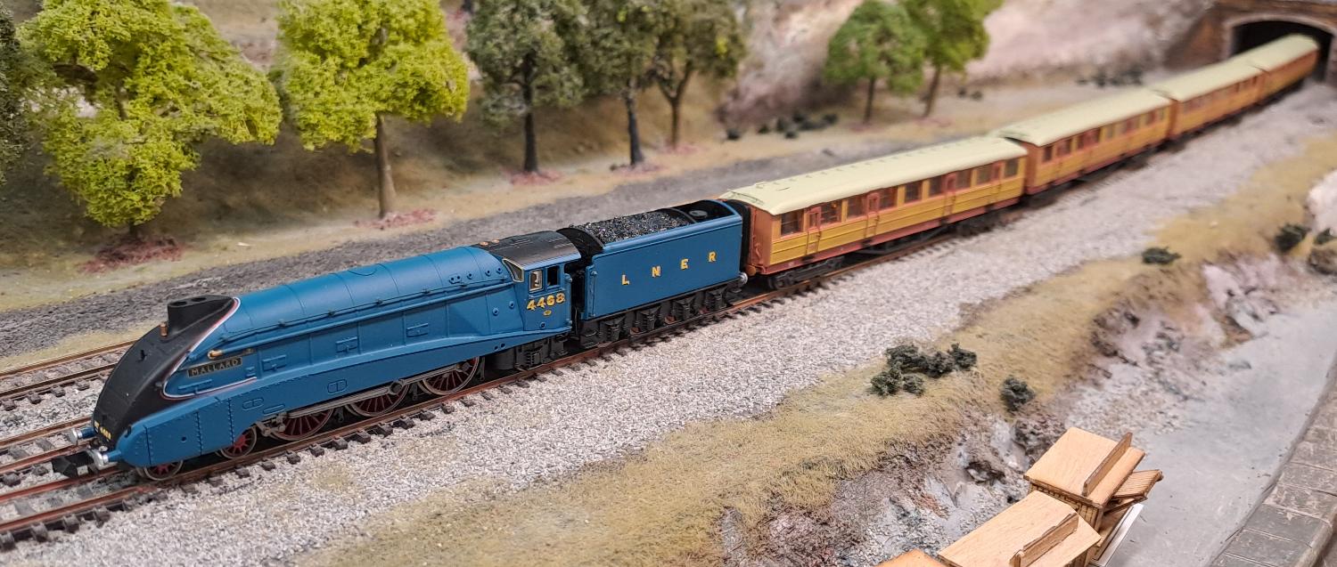 Dapol<br>A4 Mallard 4468 Garter Blue + 4 Gresley Teak Coachces<br>(2S-008-016)