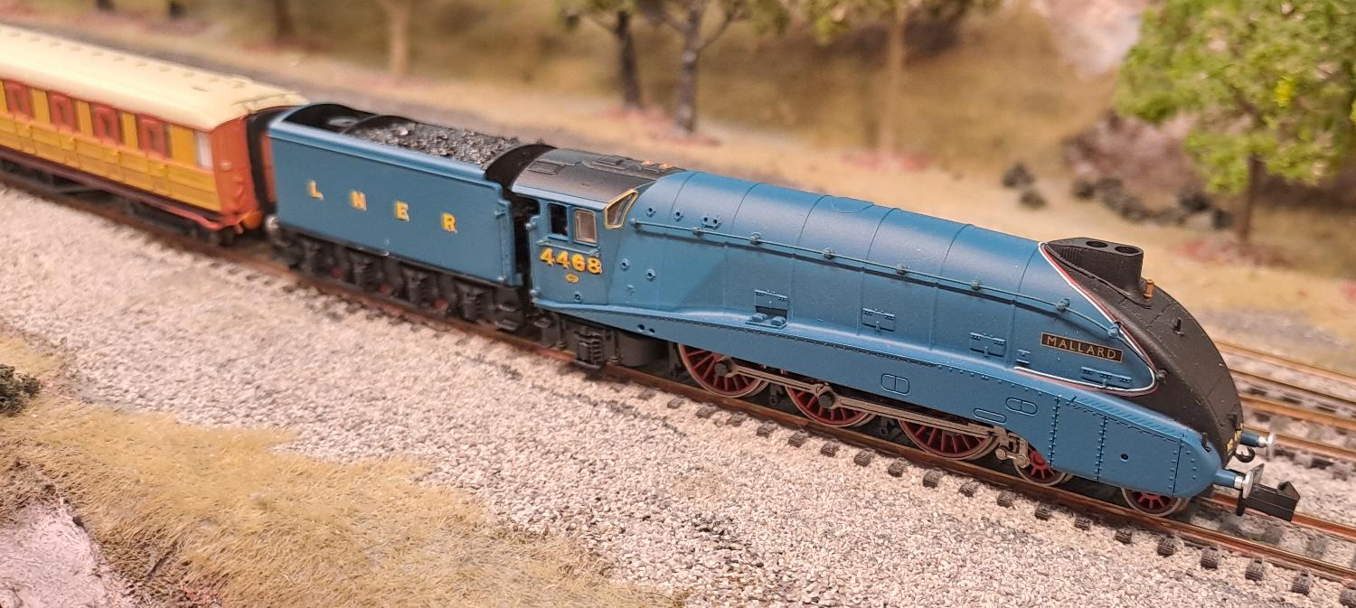 Dapol<br>A4 Mallard 4468 Garter Blue + 4 Gresley Teak Coachces<br>(2S-008-016)