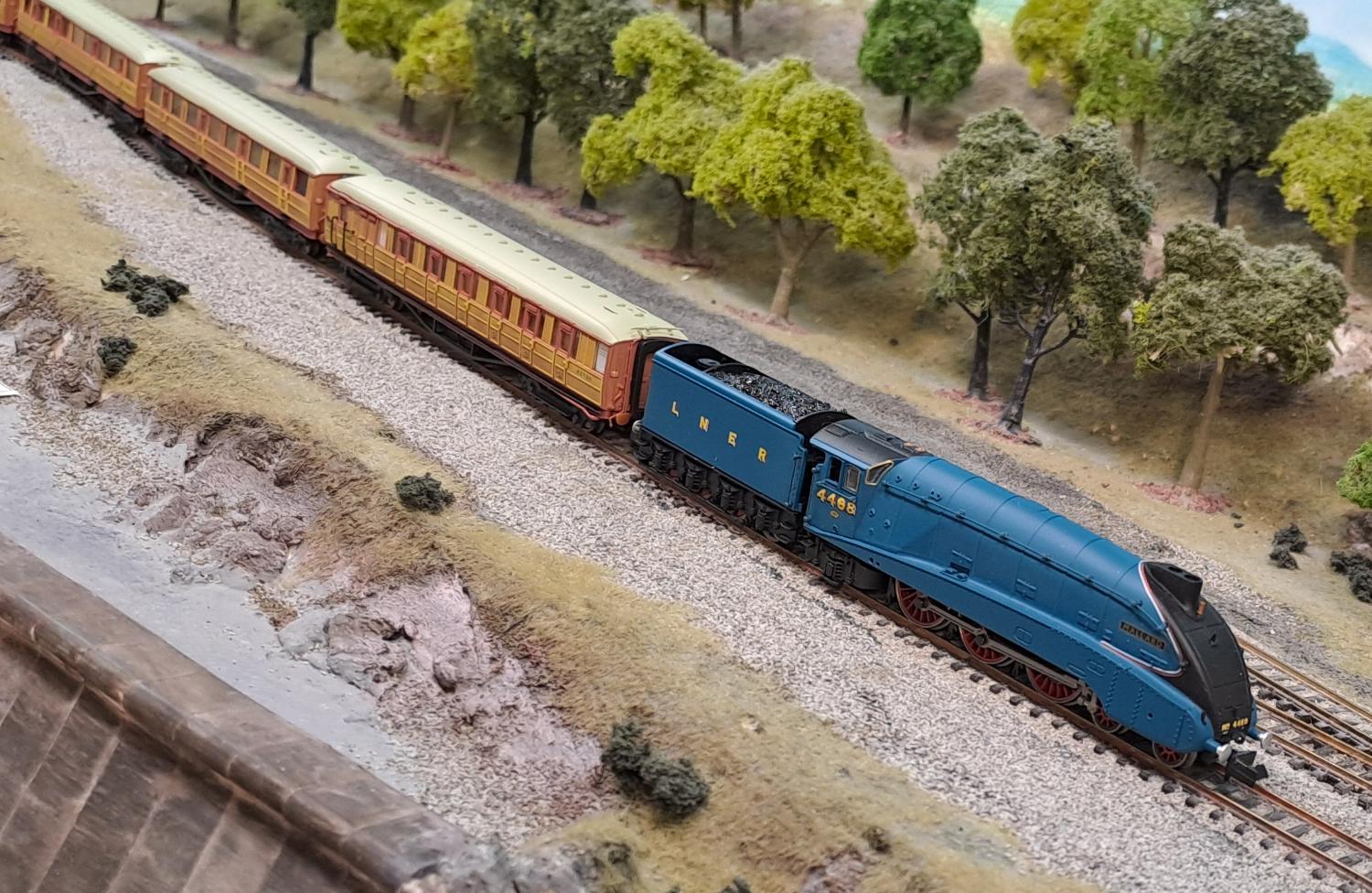 Dapol<br>A4 Mallard 4468 Garter Blue + 4 Gresley Teak Coachces<br>(2S-008-016)