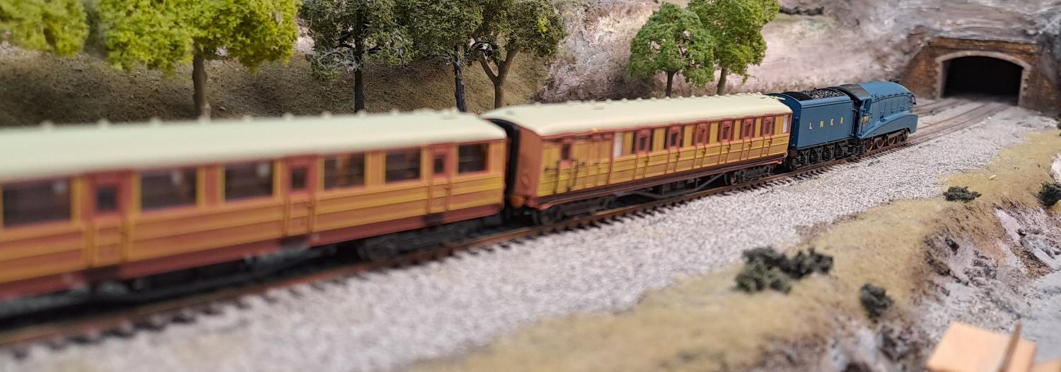 Dapol<br>A4 Mallard 4468 Garter Blue + 4 Gresley Teak Coachces<br>(2S-008-016)